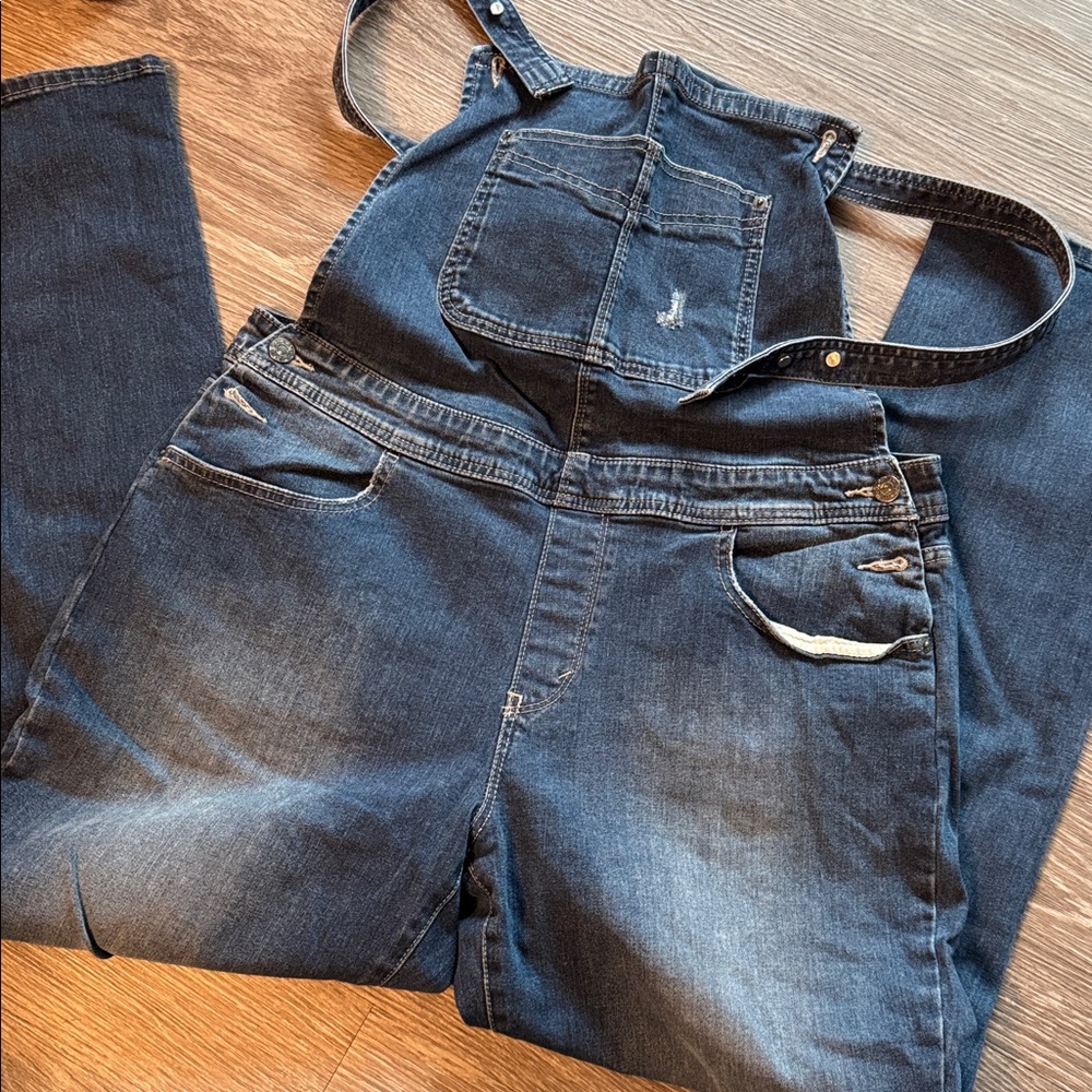 Levi’s women’s Classic Blue Denim Jeans overall. 31W/32L. Knee distressing.